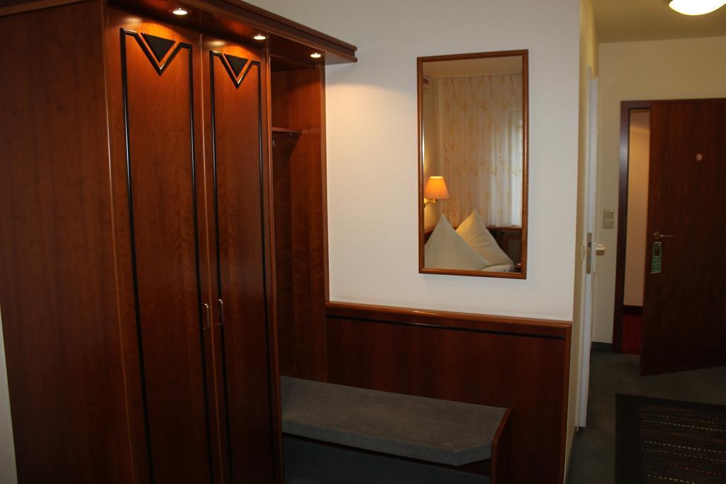 Hotel & Restaurant Zum Vater Rhein Monheim am Rhein Szoba fotó