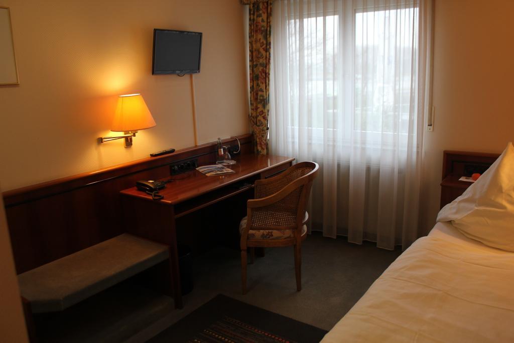 Hotel & Restaurant Zum Vater Rhein Monheim am Rhein Szoba fotó
